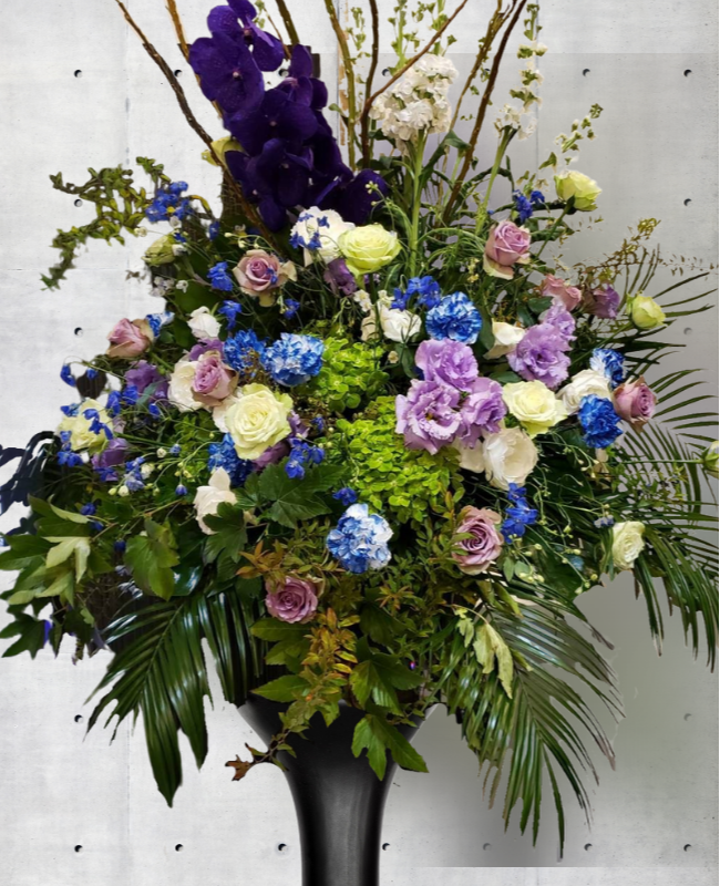 珍しい紫のお花をふんだんに使用した豪華で贅沢な1段式祝スタンド花