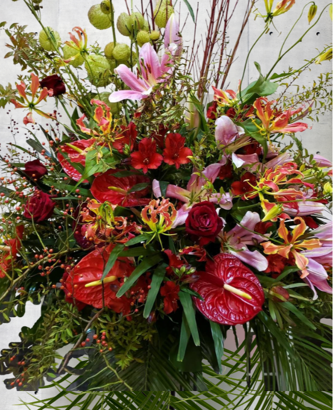 赤をメインにした豪華で贅沢な1段式祝スタンド花