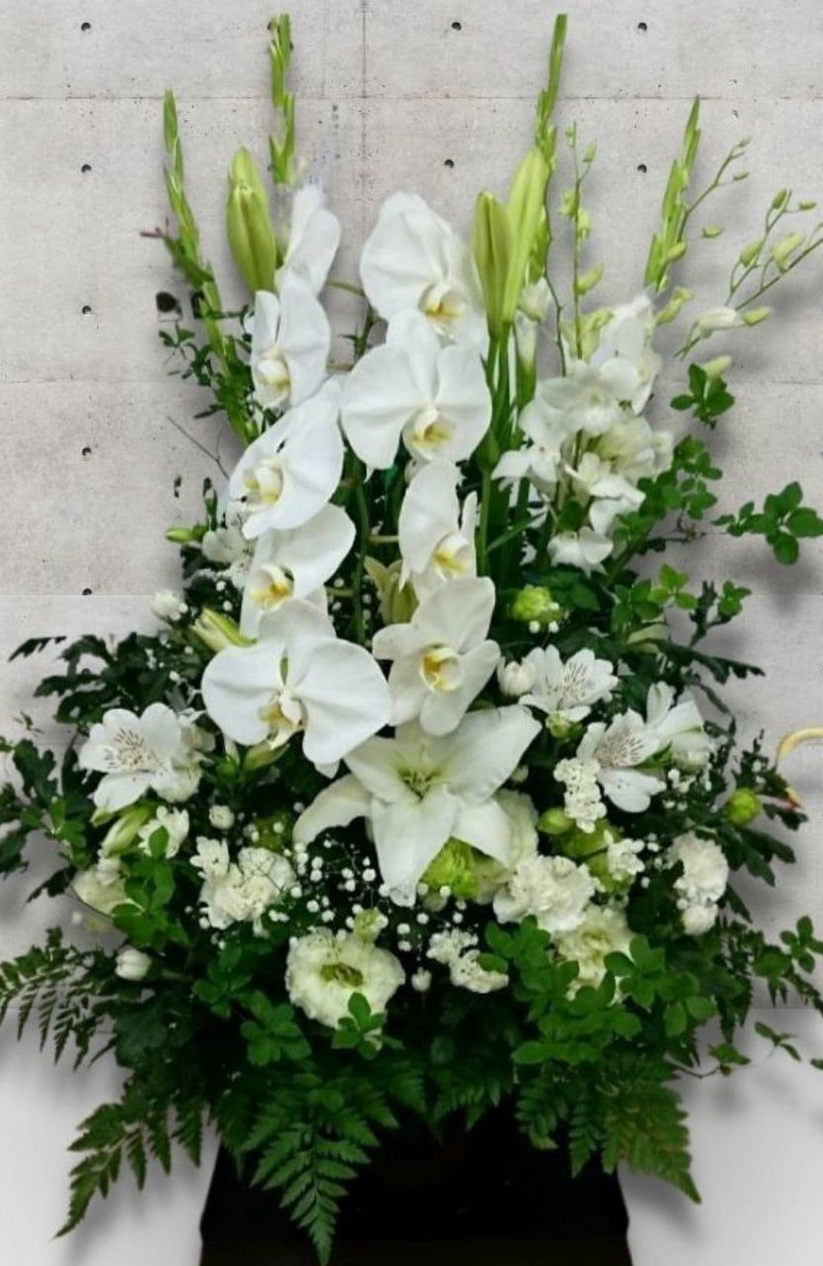 白を基調としたお供えアレンジメント枕花