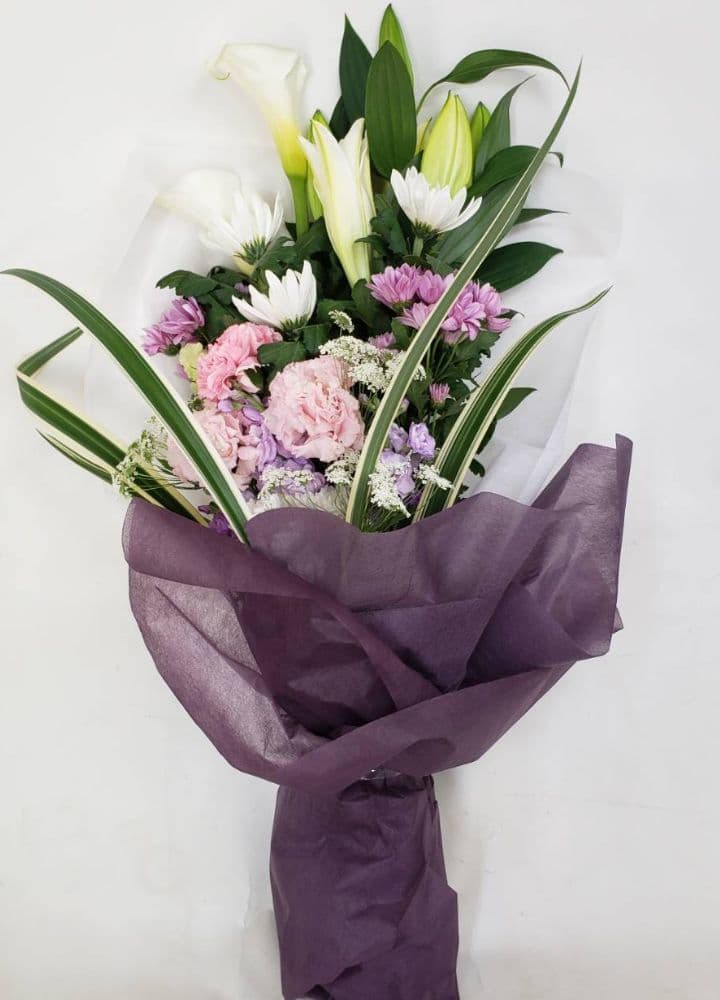 白とピンクのお花の優しいお供え花束