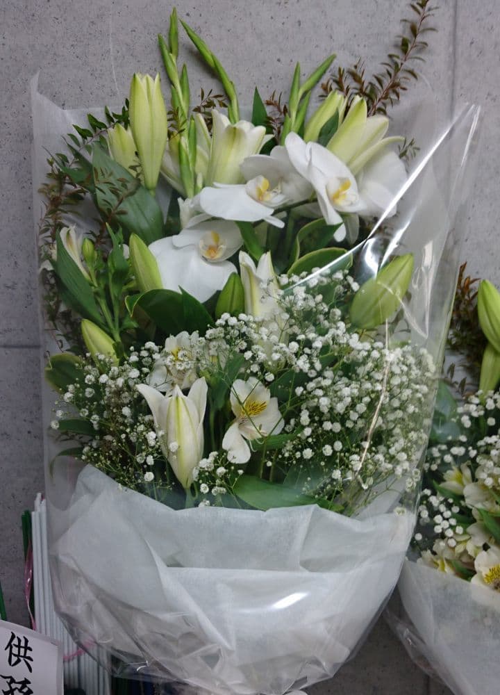 胡蝶蘭を入れた白系お供え花束