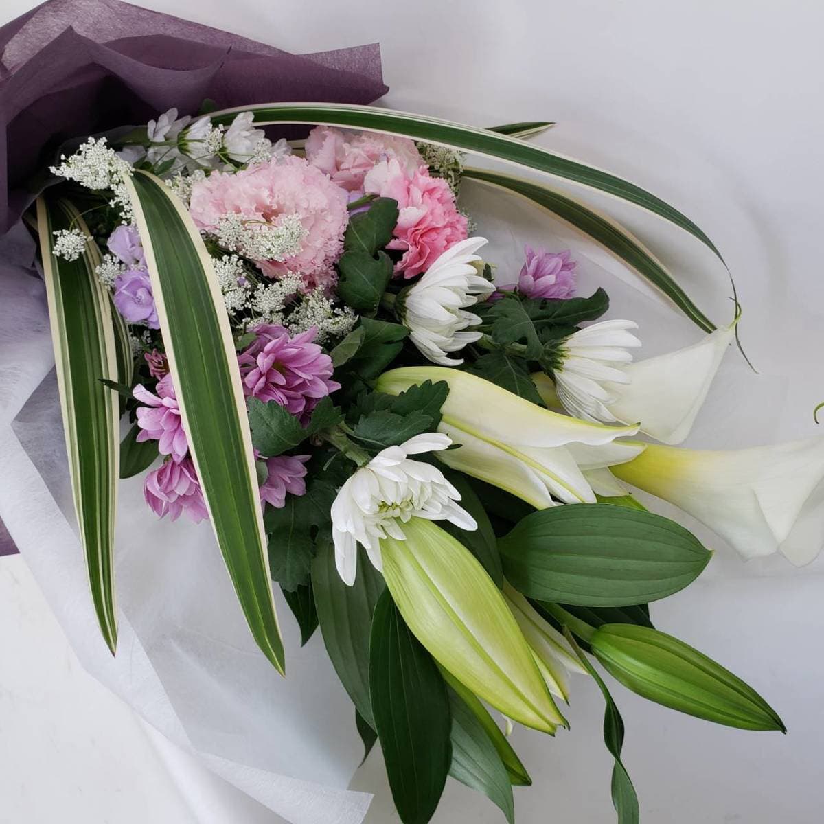 菊とユリのお供え花束