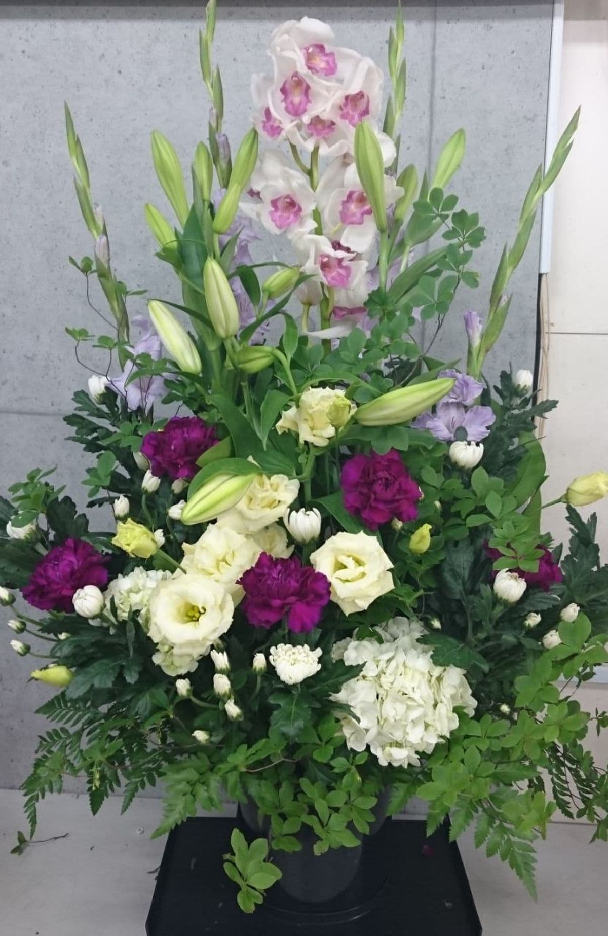 紫と白のお供えアレンジメントフラワー