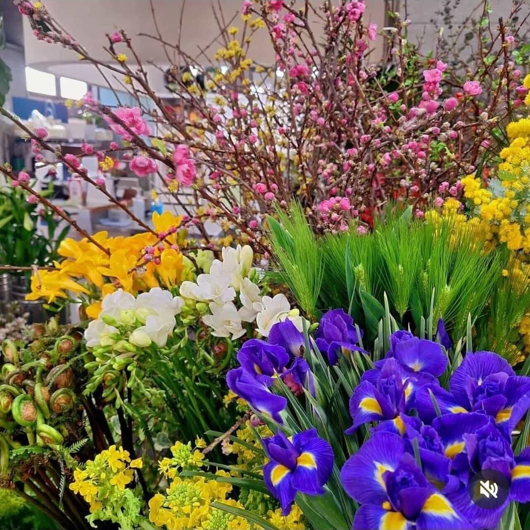 深紅のバラ100本の花束
